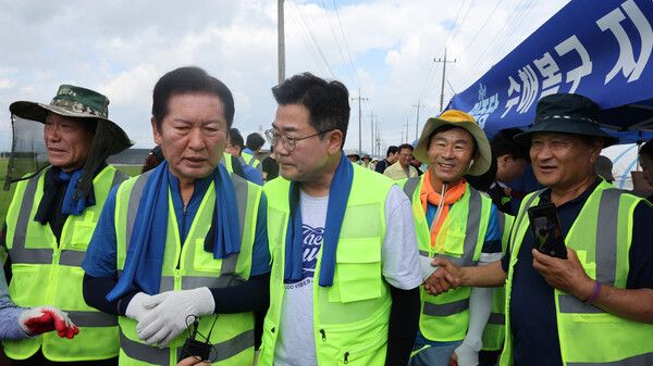 &nbsp;더불어민주당&nbsp;정청래(왼쪽 두 번째)·박찬대(왼쪽 세 번째) 당대표 후보가 21일 충남 예산군 신암면 조곡리 수해 현장에서 대화하고 있다. [사진=연합뉴스]