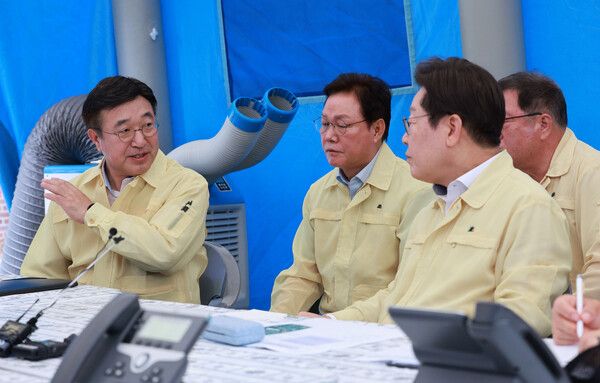 이재명 대통령이 21일 경남 산청군 산청읍 행정복지센터 인근에 마련된 호우 피해 통합지원본부에서 피해 현황을 보고 받은 뒤&nbsp;윤호중&nbsp;행정안전부 장관과 논의하고 있다. [사진=대통령실통신사진기자단]