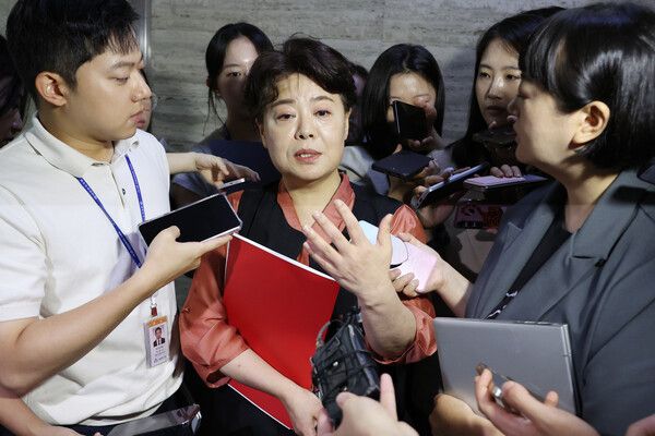 국민의힘&nbsp;윤희숙&nbsp;혁신위원장이 17일 서울 여의도 국회에서 열린 비상대책위원회의에 참석한 뒤 나와 취재진의 질문에 답하고 있다.&nbsp;윤 혁신위원장은 전날 나경원·윤상현·장동혁 의원과 송언석 비상대책위원장 겸 원내대표에게 거취 결정을 요구하는 인적쇄신안을 발표했다. [사진=연합뉴스]