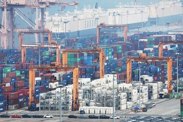 경기 평택항에 쌓인 컨테이너 [사진=연합뉴스]