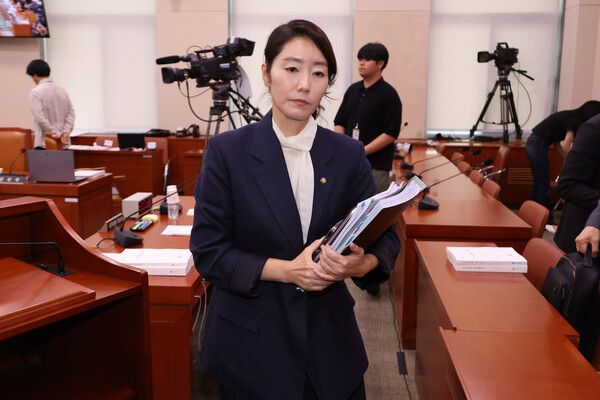 강선우&nbsp;여성가족부 장관 후보자가 14일 국회 여성가족위원회에서 열린 인사청문회가 오전 질의를 마치고 정회되자 청문회장을 나가고 있다. [사진=연합뉴스]