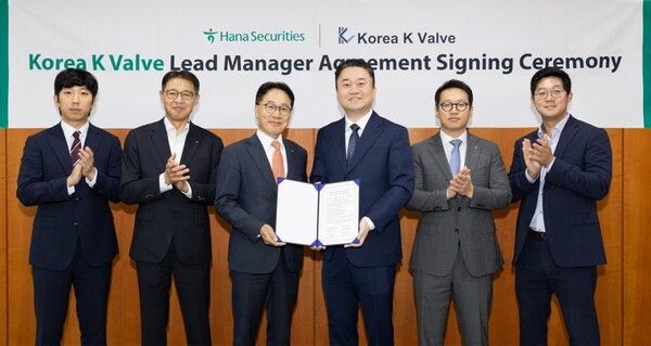 [사진=하나증권 IB그룹 정영균 부사장(그룹장)(왼쪽 세번째), 한국케이밸브 안성민 대표이사(왼쪽 네번째), 수성에셋인베스트먼트 이율환 이사(오른쪽 첫번째)와 하나증권 임직원들이 대표주관 계약을 체결하고 기념촬영하고 있다. (하나증권 제공)]