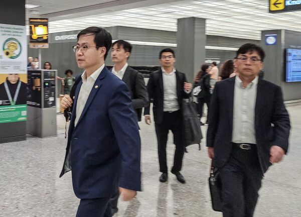 여한구 산업통상자원부 통상교섭본부장(왼쪽)이 도널드 트럼프 미국 행정부와 막판 통상 및&nbsp;관세&nbsp;협상을 위해 22일(현지시간) 미국 워싱턴DC 인근 덜레스 국제공항에 도착하고 있다. [사진=연합뉴스]