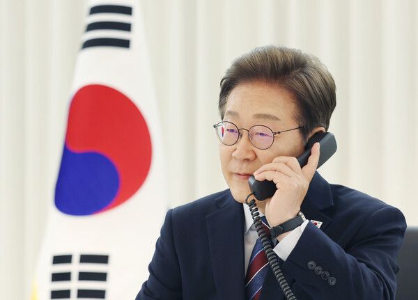 이재명&nbsp;대통령이 지난달 6일 서울 한남동 관저에서 도널드&nbsp;트럼프&nbsp;미국 대통령과 전화 통화를 하기 위해 수화기를 들고 있다.[사진=연합뉴스]