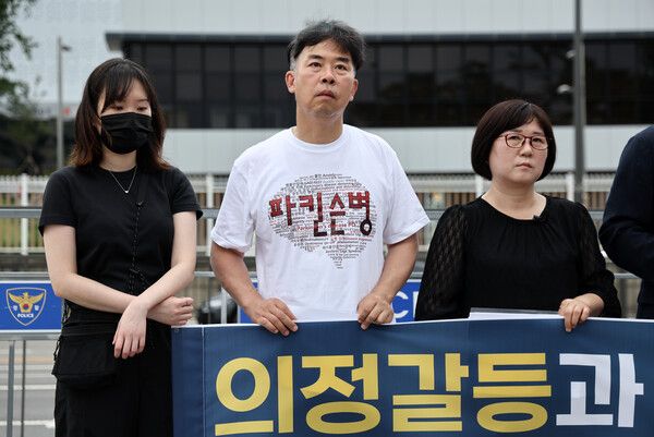 &nbsp;지난 14일 서울 용산 대통령실 앞에서 한국환자단체연합회 회원들이 의료공백 피해 당사자인&nbsp;환자들의 목소리를 내는 기자회견을 갖고 있다. [사진=연합뉴스]