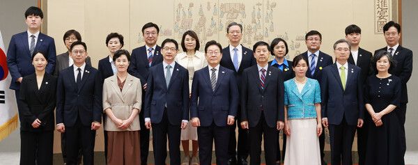 이재명 대통령이 23일 서울 용산 대통령실 청사에서 열린 임명장 및 위촉장&nbsp;수여식에서 신임 국무위원, 지방시대위원장 및 가족과 기념촬영을 하고 있다.&nbsp;앞줄 왼쪽부터 배경훈 과학기술정보통신부 장관 부부, 김경수 대통령 직속 지방시대위원장 부부, 이 대통령, 구윤철 경제부총리 겸 기획재정부 장관 부부, 조현 외교부 장관 부부.&nbsp;뒷줄 왼쪽부터 정은경 보건복지부 장관 가족, 윤호중 행정안전부 장관 부부, 정성호 법무부 장관 부부, 김성환 환경부 장관 부부, 김영훈 고용노동부 장관 가족. [사진=연합뉴스]