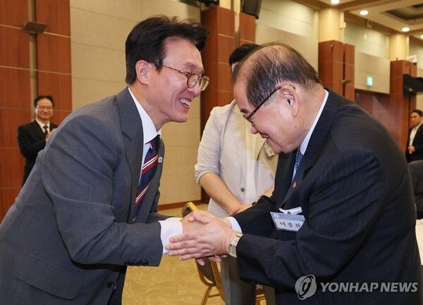 김민석 국무총리와 이종찬 광복회장 [사진=연합뉴스]