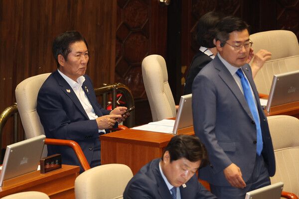 더불어민주당&nbsp;정청래&nbsp;당대표 후보가 23일 국회 본회의장에서&nbsp;박찬대&nbsp;당대표 후보를 바라보고 있다. [사진=연합뉴스]