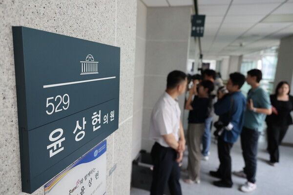 윤석열 전 대통령 배우자 김건희 여사와 관련한 의혹들을 수사하는 민중기 특별검사팀이 8일 서울 여의도 국회 의원회관 내 국민의힘&nbsp;윤상현&nbsp;의원실을 압수수색하고 있다. [사진=연합뉴스]