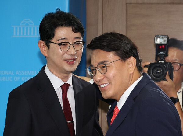 국민의힘&nbsp;윤상현&nbsp;의원이 24일 서울 여의도 국회 소통관에서 국민의힘 당대표 출마 선언 기자회견을 한 주진우 의원을 만나 인사하고 있다. [사진=연합뉴스]