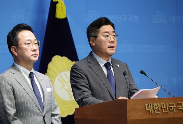 더불어민주당 당대표 후보인&nbsp;박찬대&nbsp;의원이 25일 서울 여의도 국회 소통관에서 윤석열 전 대통령 체포영장 집행 저지에 나섰던 국민의힘 의원 45인에 대한 제명 촉구 결의안 발의 계획을 밝히고 있다. [사진=연합뉴스]