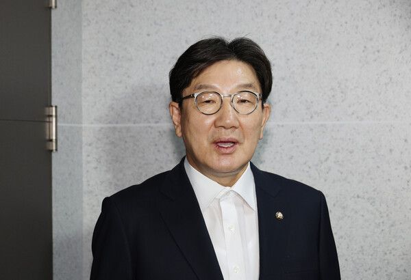 국민의힘 당무감사위원회는 25일 당무감사결과를 발표하고, 대선 당시 원내대표를 맡은 권성동 의원에 대해선 선관위원장이나 비대위원장만큼 책임질 만한 행위를 한 일이 없어 징계 대생에서 제외됐다고 밝혔다. [사진=연합뉴스]