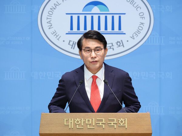 국민의힘&nbsp;윤상현&nbsp;의원이 24일 서울 여의도 국회 소통관에서 최근 자신이 주최한 토론회 관련 논란에 대해 기자회견을 하고 있다. [사진=연합뉴스]