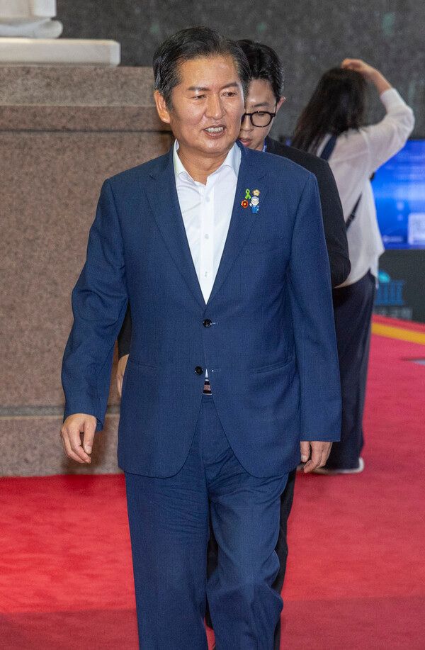 더불어민주당 8·2 전당대회에 당 대표 후보로 출마한 정청래 의원이 23일 국회 본회의 개회에 앞서 열린 의원총회에 입장하고 있다. [사진=연합뉴스]