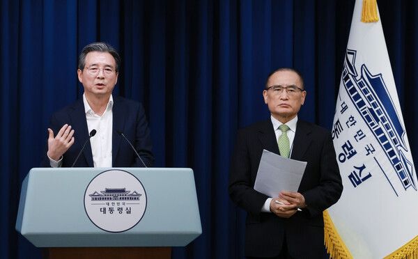 김용범&nbsp;대통령실 정책실장(왼쪽)과 위성락 국가안보실장이 25일 서울 용산 대통령실 청사에서 이날 강훈식 대통령비서실장 주재로 열린 통상대책회의 관련 브리핑을 하고 있다. [사진=연합뉴스]