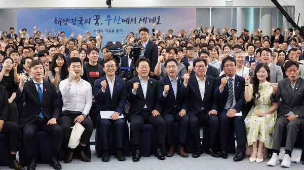 이재명 대통령이 25일 부산 부경대에서 열린&nbsp;타운홀미팅&nbsp;'부산의 마음을 듣다' 간담회를 마치며 참석자들과 기념촬영을 하고 있다. [사진=연합뉴스]