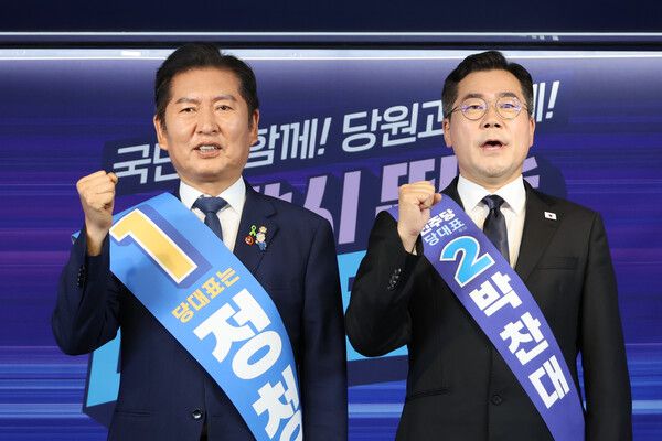 더불어민주당 정청래·박찬대(오른쪽) 당대표 후보가 20일 서울 여의도 당사에서 열린 8·2 전당대회 순회 경선 영남권 합동연설회에서 파이팅을 외치며 기념촬영 하고 있다. [사진=연합뉴스]