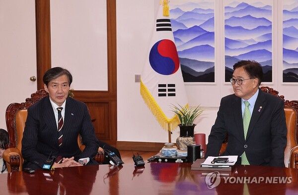 우원식 국회의장이 2024년 12월 4일 오후 국회에서 조국혁신당 조국 대표과 만나 대화하고 있다. [사진=연합뉴스]