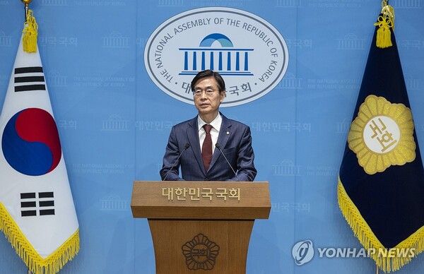 국민의힘 당 대표 선거 출마 선언을 한 조경태 의원이 27일 국회에서 당내 '혁신 세력' 후보 단일화를 촉구하는 기자회견을 하고 있다. [사진=연합뉴스]