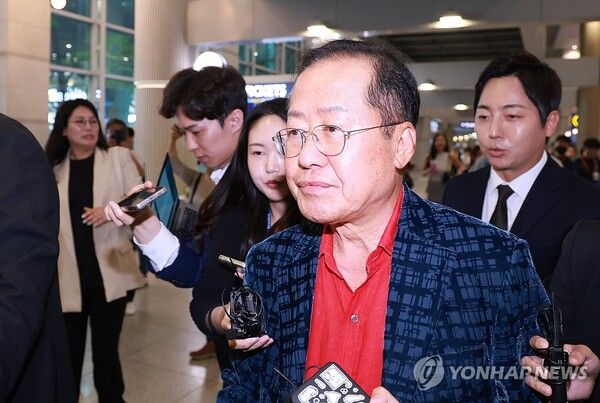 홍준표 전 대구시장이 17일 인천국제공항 제1여객터미널을 통해 귀국, 취재진과 인터뷰를 마친 뒤 이동하고 있다. 홍 전 시장은 지난 4월 국민의힘 대선 후보 경선에서 패배한 뒤 탈당하고 미국 하와이에 머물렀다.