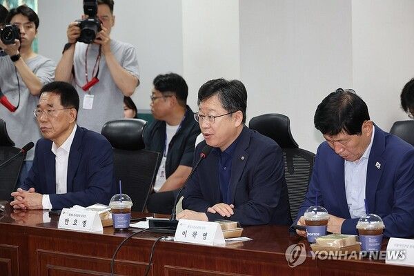 28일 서울 여의도 국회 의원회관에서 열린 국회 환경노동위원회 실무당정협의회에서 안호영 국회 환경노동위원장이 발언하고 있다. [사진=연합뉴스]