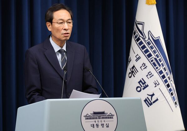 &nbsp;우상호&nbsp;정무수석이 28일 용산 대통령실에서 '제21대 대통령 국민임명식' 관련 브리핑을 하고 있다. [사진=연합뉴스]