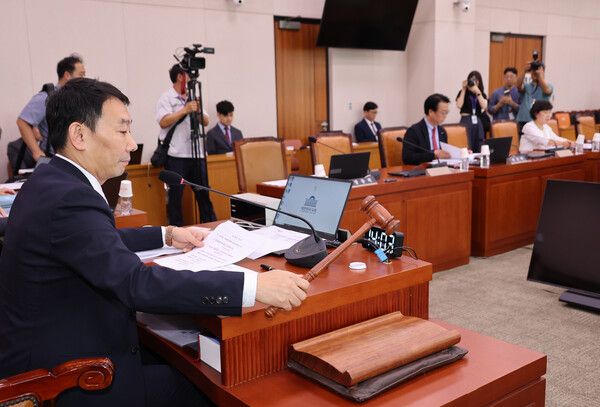 28일 서울 여의도 국회에서 열린 에서 김용민 소위원장이 의사봉을 두드리고 있다. [사진=연합뉴스]