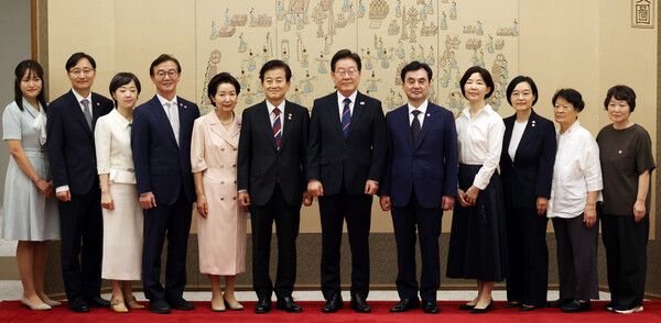 &nbsp;이재명&nbsp;대통령이 28일 용산 대통령실에서 임명장 수여식에 참석한 신임 국무위원, 국세청장 및 가족들과 기념촬영을 하고 있다.&nbsp;왼쪽부터 임광현 국세청장 가족, 전재수 해양수산부 장관 부부, 정동영 통일부 장관 부부, 이 대통령, 안규백 국방부 장관 부부, 한성숙 중소벤처기업부 장관 가족. [사진=연합뉴스]