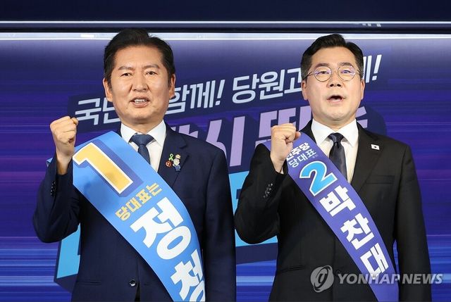 더불어민주당 당대표 후보 2차 TV토론이 27일 열렸다. 사진은 지난&nbsp;&nbsp;20일 여의도 당사에서 열린 영남권 합동연설회에서 지지를 호소한 정청래, 박찬대 당대표 후보. [사진=연합뉴스,]