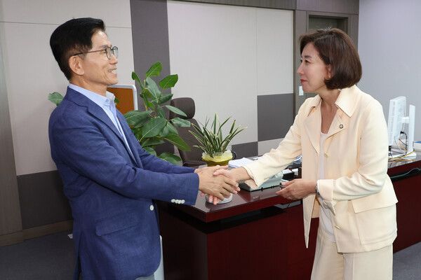 국민의힘 8·22 전당대회 당 대표 선거에 나선&nbsp;김문수&nbsp;전 고용노동부 장관이 29일 서울 여의도 국회 의원회관에서 나경원 의원과 만나 악수하고 있다. [사진=연합뉴스]