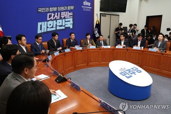 더불어민주당 정당 지지율이 국민의힘 지지율을 2배 이상 상회한다는 결과가 나왔다 [사진=연합뉴스]