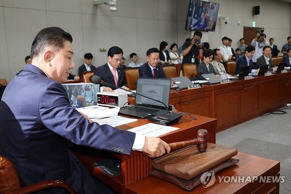 29일 에서 김병기 위원장이 의사봉을 두드리고 있다. [사진=연합뉴스]