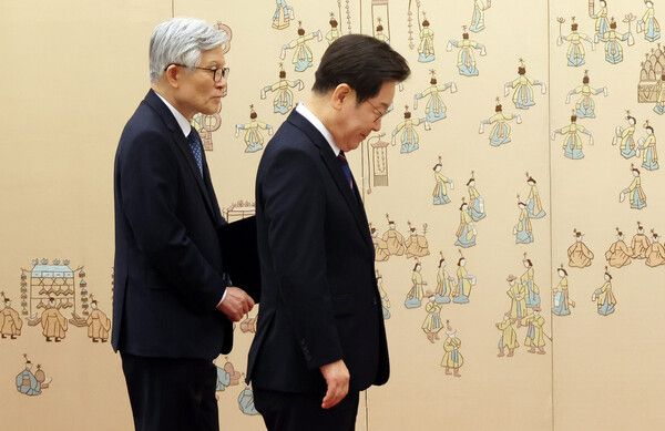 이재명 대통령이 28일 용산 대통령실에서 열린 신임 국무위원 및 국세청장 임명장 수여식에 참석해 있다. 왼쪽은 행사를 돕고 있는&nbsp;최동석&nbsp;인사혁신처장. [사진=연합뉴스]