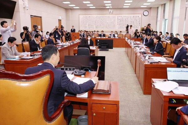 2일 국회 법제사법위원회 법안심사제1소위원회에서 더불어민주당 소속 김용민 소위원장이 상법 일부개정법률안 등 안건을 상정하는 모습 [사진=연합뉴스]