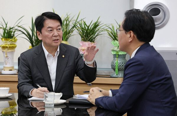 국민의힘 송언석 비상대책위원장 겸 원내대표(오른쪽)와 국민의힘 혁신위원장으로 내정된&nbsp;안철수&nbsp;의원이 2일 오후 국회 본청 원내 대표실에서 만나 대화하고 있다. [사진=연합뉴스]