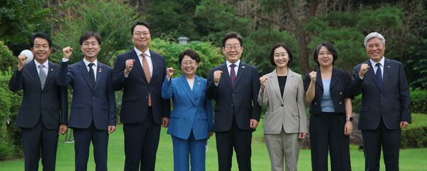 이재명 대통령이 3일 한남동 관저에서 야 5당 지도부와&nbsp;오찬&nbsp;회동에 앞서 기념사진을 촬영하고 있다.&nbsp;왼쪽부터 진보당 윤종오 원내대표, 사회민주당 한창민 당대표, 개혁신당 천하람 당대표권한대행, 조국혁신당 김선민 당대표권한대행, 이 대통령, 진보당 김재연 상임대표, 기본소득당 용혜인 당대표, 조국혁신당 서왕진 원내대표. [사진=연합뉴스]