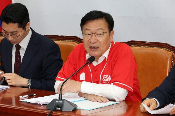 국민의힘&nbsp;정점식&nbsp;클린선거본부장이 30일 국회에서 열린 '이재명 가족 비리 진상 조사단' 회의를 마친 뒤 브리핑하고 있다.