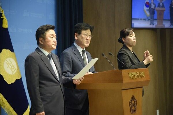 더불어민주당 김정호 의원과 최인호 전 의원( 부산시당 시정평가대안특위 위원장)은 2일 국회 소통관에서 기자회견을 열고 