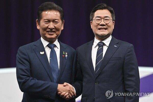 더불어민주당 정청래(왼쪽) · 박찬대 당대표 후보들이 29일 오후 서울 마포구 MBC에서 열린 TV토론회에 참석해 기념촬영을 하고 있다. [사진=연합뉴스]