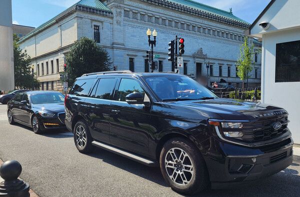 구윤철&nbsp;경제부총리 겸 기획재정부 장관, 김정관 산업통상자원부 장관, 여한구 통상교섭본부장 등을 태운 한국 통상협상단 차량이 30일(현지시간) 트럼프 미 대통령과의 면담을 위해 미국 워싱턴DC 백악관 서쪽 출입문 검문소를 통과하고 있다. [사진=연합뉴스]