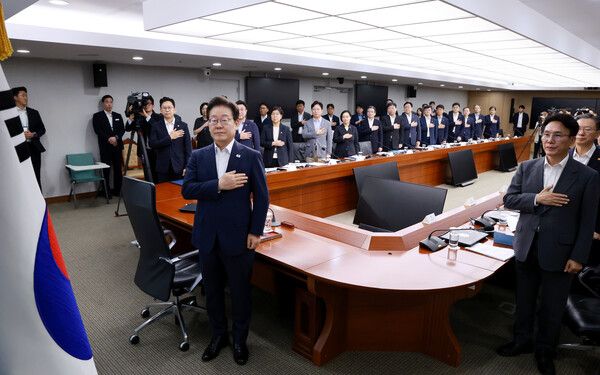 이재명&nbsp;대통령이 30일 서울 용산 대통령실 청사에서 열린 비상경제점검 태스크포스(TF) 3차 회의를 시작하며 국기에 경례하고 있다. [사진=연합뉴스]