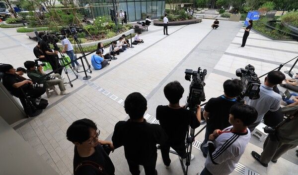 윤석열&nbsp;전 대통령이 김건희 여사와 관련한 여러 의혹을 수사하는 민중기 특별검사팀의 소환 조사에 재차 불출석했다. 특검팀은 30일 오전 10시 종로구 KT광화문빌딩 웨스트에 마련된 사무실로 윤 전 대통령을 불렀으나 그는 출석하지 않았다. 사진은 이날 특검 사무실 앞에 대기중인 취재진. [사진=연합뉴스]