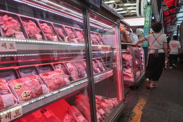 한미 관세협상이 31일 타결된 가운데 국민의힘은&nbsp;농축산물 개방 여부에 대한 구체적인 내용이 한미 간의 입장 차가 있다는 점을 짚으며 정부에 자세한 설명을 요청했다.&nbsp;사진은 29일 서울 성동구 마장동 축산물 시장 모습. &nbsp;[사진=연합뉴스]