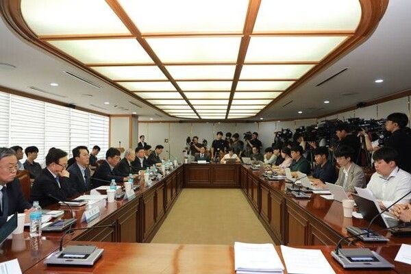 손경식 한국경영자총협회(경총) 회장이 31일 서울 마포구 경총회관에서 기자회견을 열고 노란봉투법(노동조합법 2·3조 개정안)에 대해 반대 기자회견을 열고 있다. [사진=경총 제공]