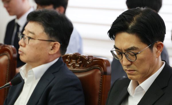 31일 서울 마포구 한국경영자총협회(경총)에서 열린&nbsp;손경식&nbsp;회장 노동조합법 관련 긴급 기자회견에 정상빈 현대자동차 부사장(왼쪽), 박명식 HD현대 상무가 참석해 있다. [사진=연합뉴스]