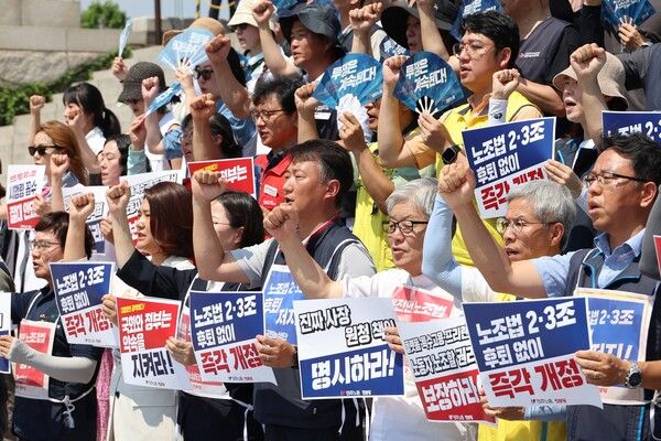 진보당 국회의원과 민주노총 조합원들이 25일 서울 여의도 국회에서 '노란봉투법(노조법 2·3조 개정안)'의 조속한 국회 통과와 시행을 요구하는 농성을 시작하며 기자회견을 하고 있다. [사진=연합뉴스]