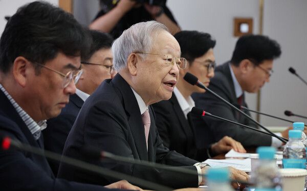 &nbsp;손경식&nbsp;한국경영자총협회(경총) 회장이 31일 서울 마포구 경총에서 노동조합법 관련 긴급 기자회견을 하고 있다. [사진=연합뉴스]