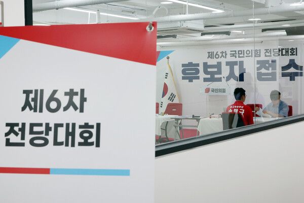 국민의힘은 다음달 22일 열리는 6차&nbsp;전당대회에서 당 대표, 최고위원 선거에 나서는 후보 접수를 30일 시작했다. 이날 서울 여의도 중앙당사 후보자 접수처. [사진=연합뉴스]