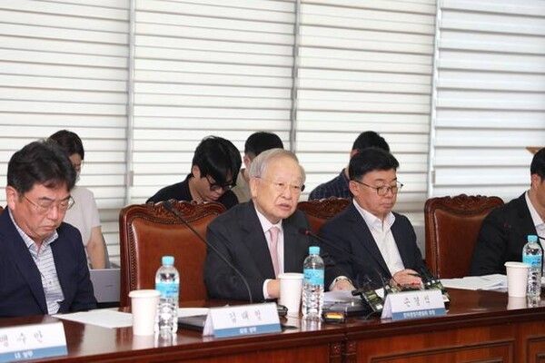 손경식 한국경영자총협회(경총) 회장이 31일 서울 마포구 경총회관에서 기자회견을 열고 노란봉투법에 대한 의견을 언급하고 있다. [사진=경총 제공]