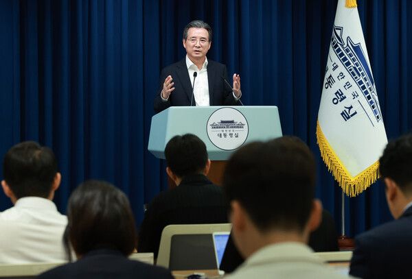 김용범&nbsp;대통령실 정책실장이 31일 서울 용산 대통령실 청사에서 한미 관세 협상 타결 관련 브리핑 뒤 취재진의 질문에 답하고 있다. [사진=연합뉴스]